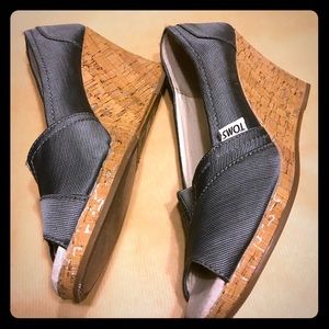 Toms | platinum gray wedge | grosgrain | size 7.5